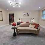 Luxury 5 Star Didsbury Home By City Superhost