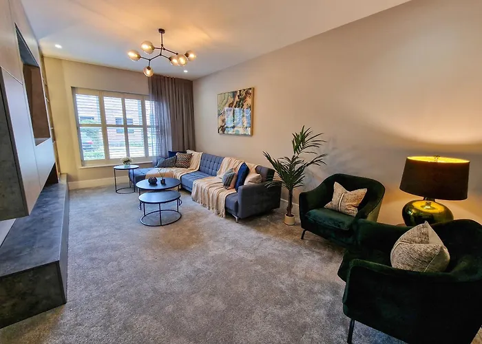Luxury 5 Star Didsbury Home By City Superhost
