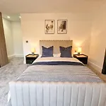 Luxury 5 Star Didsbury Home By City Superhost